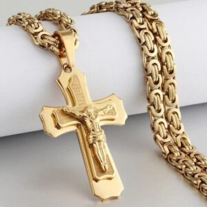 Goldene Kette mit Kreuzanhänger, der eine Christusfigur zeigt.