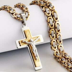 Kruzifix-Anhänger mit Edelstahlkette in Silber und Gold auf weißem Hintergrund.