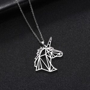 Geometrische Einhorn-Halskette aus Silber auf schwarzem Hintergrund.