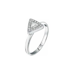 Silberner Ring mit dreieckigem Diamant und kleinerem Steinen besetzt.
