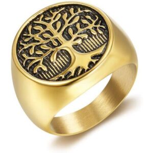 Goldring mit detailliertem Baumdesign auf rundem Emblem.