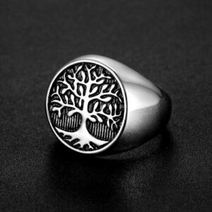 Silberner Ring mit Baumstempel auf dunklem Hintergrund, seitlich liegend