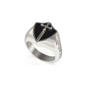 Silberner Ring mit schwarzem Schild und Kreuzdesign auf weißem Hintergrund.