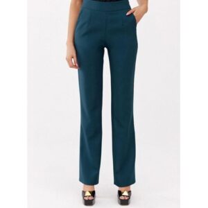 Frau trägt elegante blaue Hose mit geradem Schnitt und schwarze Schuhe.