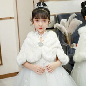 Person in weißem Kleid mit Tiara vor Spiegel im eleganten Raum.