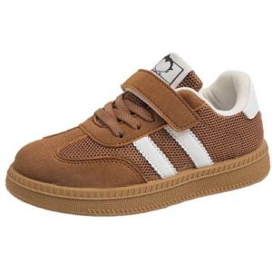 Brauner Kinderschuh mit weißem Streifen und Klettverschluss.