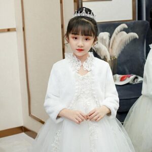 Kind im weißen Kleid und Tiara in elegantem Raum