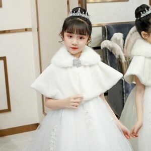 Kind im weißen Kleid mit Tiara vor großem Spiegel.