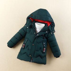 Grüne Kinder-Winterjacke mit Kapuze auf beigem Hintergrund.