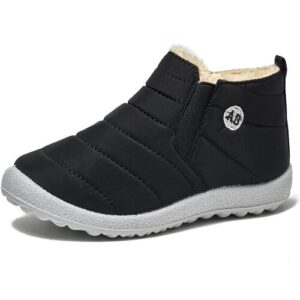 Schwarzer Winterschuh mit grauer Sohle und flauschigem Innenfutter.