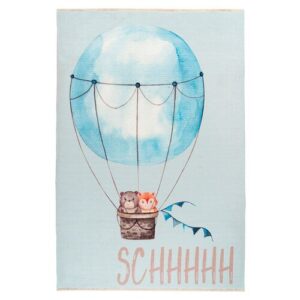 Illustrierter Kinderteppich mit Heißluftballon und dekorativem Schriftzug auf blauem Hintergrund.