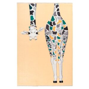 Bunter Teppich mit abstraktem Giraffenmotiv auf hellbeigem Hintergrund.
