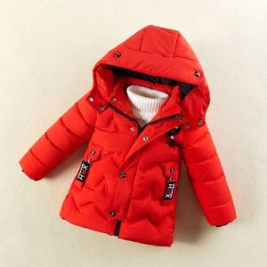 Rote Kinder-Winterjacke mit Kapuze und Reißverschluss auf hellem Hintergrund.