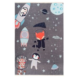 Teppich mit Tier-Astronauten im Weltraum und Raketen auf grauem Hintergrund.
