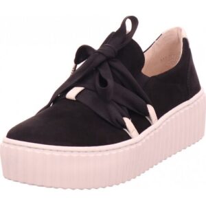 Schwarzer Sneaker mit Plateau und Schnürung auf weißem Hintergrund.