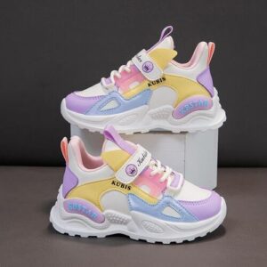 Bunte Kinderschuhe auf weißem Block, pastellfarbene Abschnitte und Schnürsenkel.