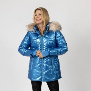Person trägt blaue, glänzende Winterjacke mit Pelzkapuze.