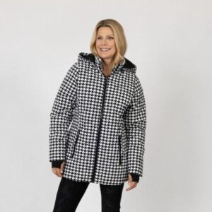 Frau trägt schwarz-weiße Hahnentrittjacke mit Kapuze.