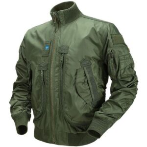 Grüne Bomberjacke mit Reißverschlüssen und mehreren Taschen, liegend präsentiert.