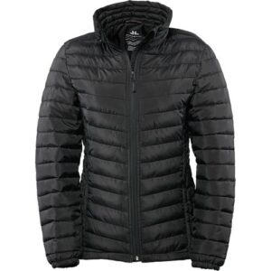 Schwarze gesteppte Jacke mit Kapuze und Reißverschluss.