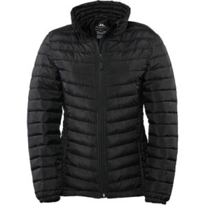 Schwarze Steppjacke mit Reißverschluss und Kapuze, Vorderansicht.