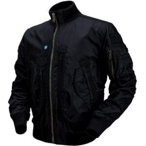 Schwarze Jacke mit Reißverschluss, mehreren Taschen und gerippten Bündchen.