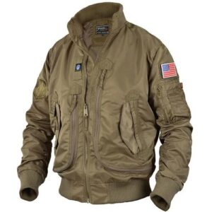Olivgrüne Militärjacke mit Taschen und US-Flagge auf dem Ärmel.