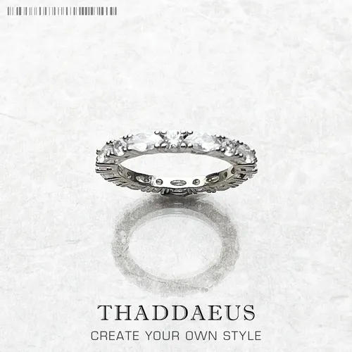 Silberner Ring mit Diamantbesatz auf weißem Hintergrund mit Logo.