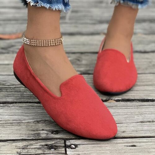 Rote Schuhe auf Holzplanken mit Knöchelschmuck im Freizeitstil.