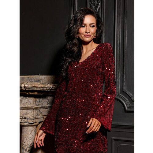Rotes Paillettenkleid in elegantem Ambiente mit opulentem Hintergrund.