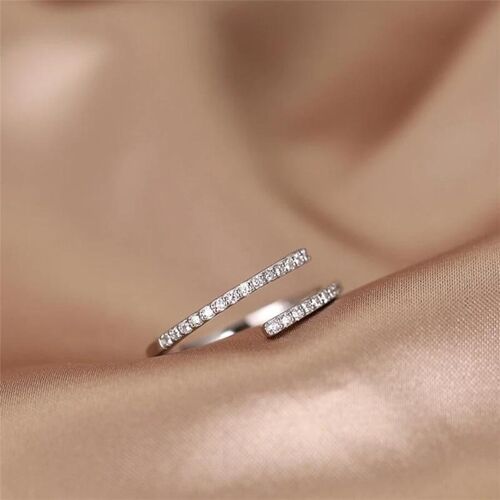 Eleganter silberner Ring mit Diamanten auf glänzender, satinierter Oberfläche.