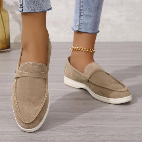 Beige Loafer auf Holzboden mit Fußkettchen und hellen Jeans