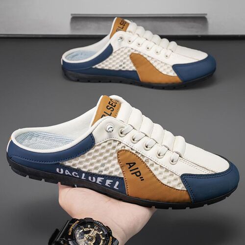 Blau-weiße Sneaker mit braunen Details, präsentiert auf einer Hand. Blau-weiße Sneaker mit braunen Details, präsentiert auf einer Hand.