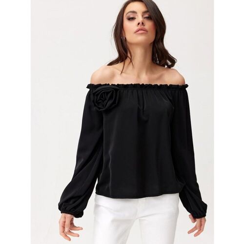 Schwarze schulterfreie Bluse mit langen Ärmeln und dekorativer Blume, kombiniert mit weißer Hose.