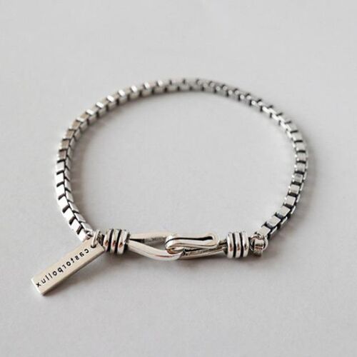 Silbernes Armband mit Karabinerverschluss auf weißem Hintergrund.