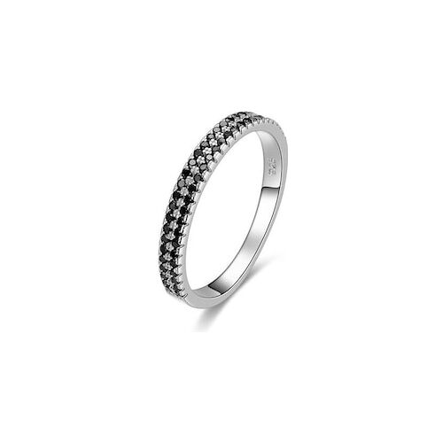 Silberner Ring mit schwarzem Steinbesatz vor weißem Hintergrund.