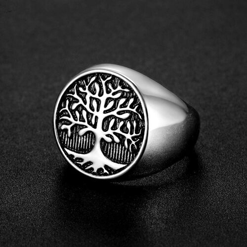 Silberner Ring mit Baumstempel auf dunklem Hintergrund, seitlich liegend Silberner Ring mit Baumstempel auf dunklem Hintergrund, seitlich liegend