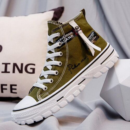 Grüner High-Top-Sneaker mit weißer Sohle und markanten Nähten, Display auf hellem Hintergrund.