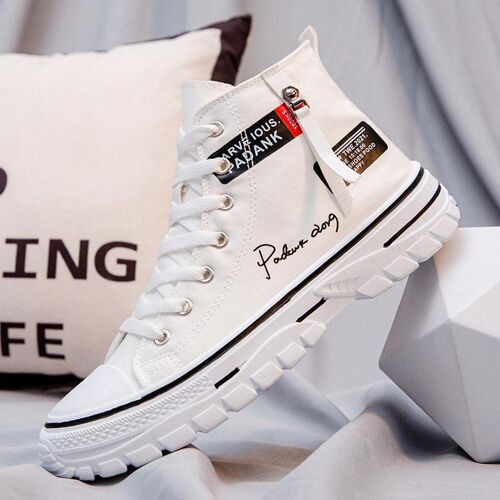 Weißer High-Top-Sneaker auf Kissen mit schwarzem Text im Hintergrund.