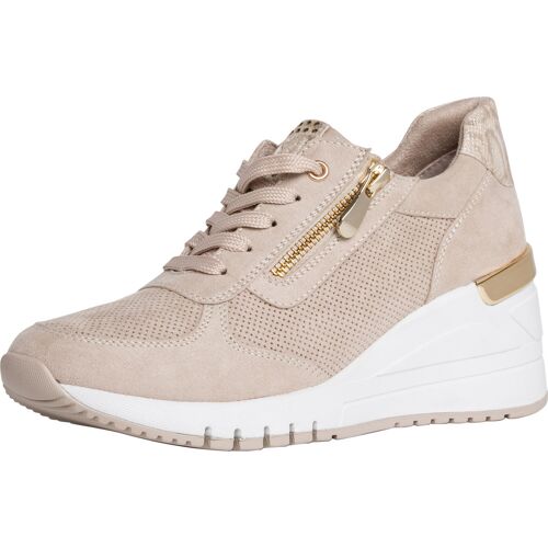 Beige Sneaker mit Keilabsatz und goldfarbenem Reißverschluss auf weißem Hintergrund. Beige Sneaker mit Keilabsatz und goldfarbenem Reißverschluss auf weißem Hintergrund.