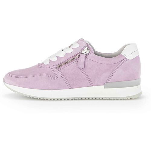 Lila Sneaker mit Reißverschluss und weißer Sohle auf weißem Hintergrund. Lila Sneaker mit Reißverschluss und weißer Sohle auf weißem Hintergrund.