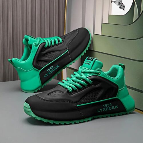 Schwarze und grüne Sneakers auf grauem Hintergrund mit dekorativer Wandelement. Schwarze und grüne Sneakers auf grauem Hintergrund mit dekorativer Wandelement.