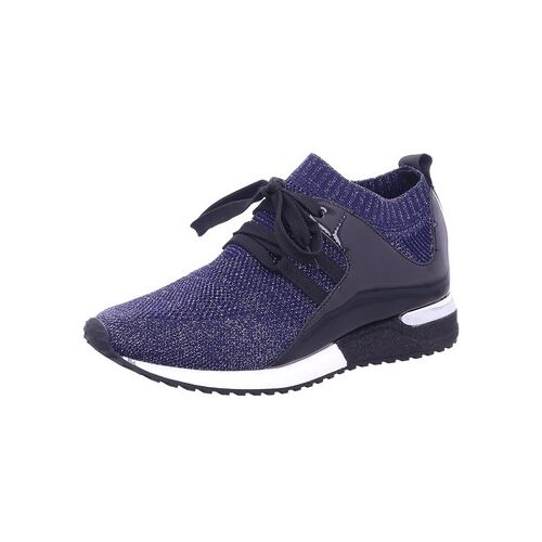 Lila Sneaker mit schwarzer Sohle und Schnürsenkeln vor weißem Hintergrund.