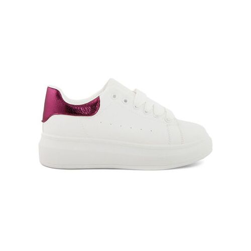 Weißer Sneaker mit pinkem Fersenbereich aus Leder auf weißem Hintergrund.
