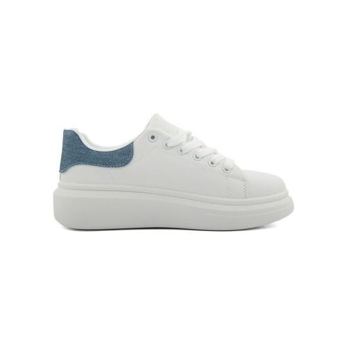 Weißer Sneaker mit blauem Detail auf weißem Hintergrund.