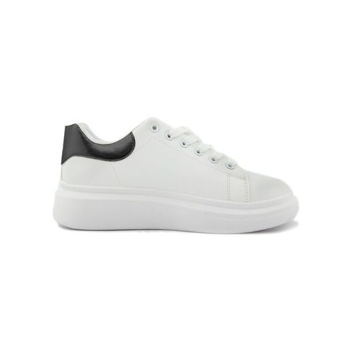 Weißer Plateau-Sneaker mit schwarzem Fersendetail vor weißem Hintergrund.