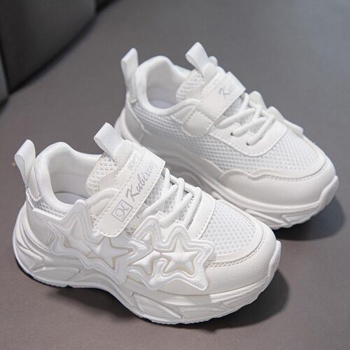 Weiße Kindersneaker mit Sternendesign auf grauem Hintergrund. Weiße Kindersneaker mit Sternendesign auf grauem Hintergrund.