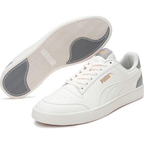Weiße Sportschuhe von Puma mit grauen Akzenten auf der Sohle und am Fersenbereich.