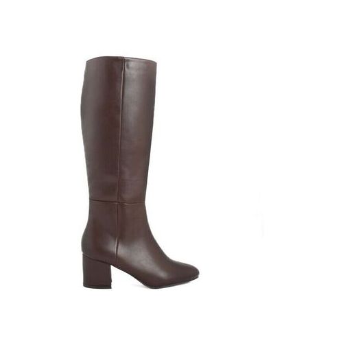 Brauner Damenstiefel aus Leder mit Blockabsatz.