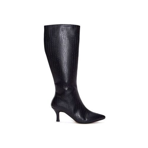 Eleganter schwarzer Stiefel in Krokodillederoptik mit Absatz, seitlich dargestellt.